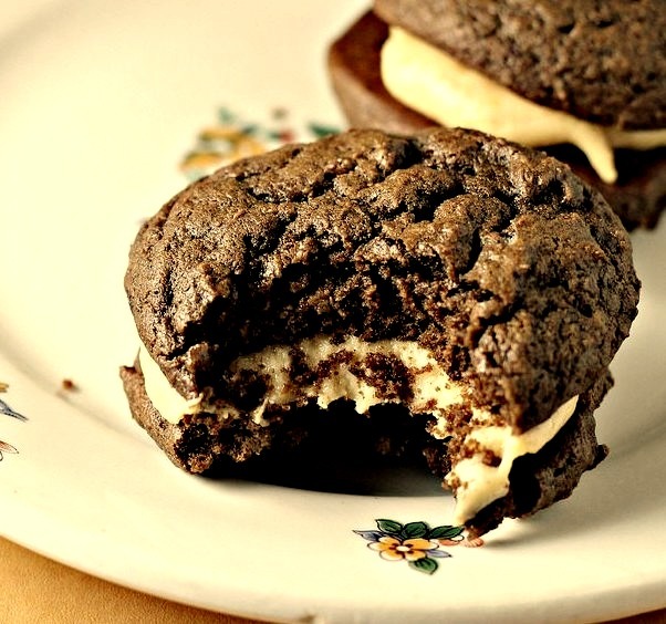 Chocolate Peanut Butter Whoopie Pie. ( R E C I P E )